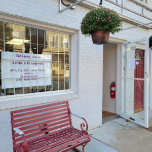 The storefront of Anita's Treasures, a gift shop in Havre De Grace, MD.